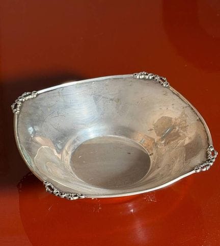Piatto fondo in argento poggiante su quattro piedi