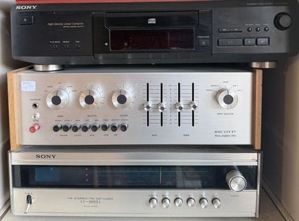 Hi-Fi-Anlage bestehend aus einem Sony CDP XE330, e