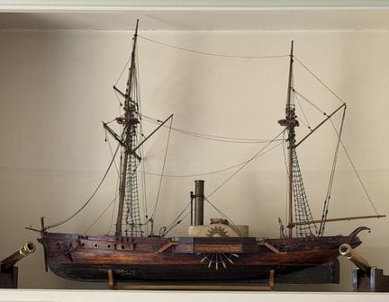 Modellino di barca a vela e a vapore in legno dipi