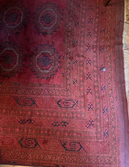 Großer Buchara-Teppich mit rotem Hintergrund.
380 