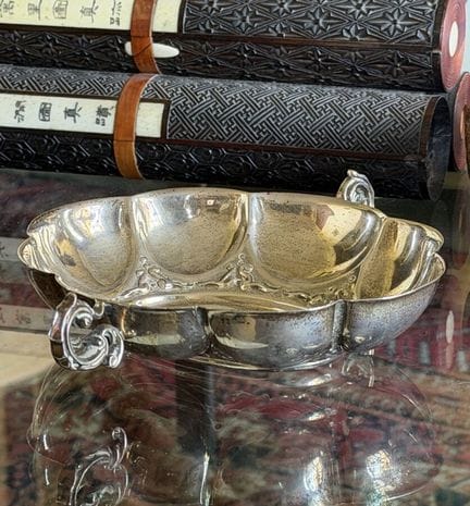 Ciotola con manici di forma polilobata in argento.