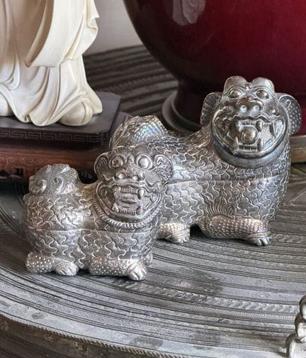 Due scatole in argento raffiguranti leoni o cani d