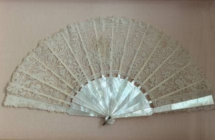 Mother-of-pearl and lace fan
Height: 26 cm
In a gi
