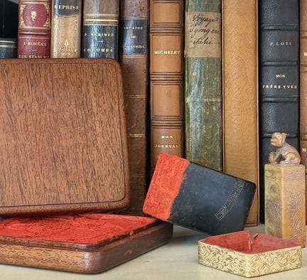 Due timbri in pietra dura che formano un ex libris