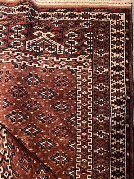 Yomut-Teppich – Turkmenistan (Risse)
174 x 155 cm
