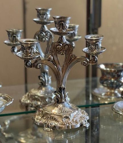 Candelabro de plata de tres luces con decoración d