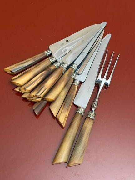 12把大刀，牛角刀柄，以及一套切肉餐具

原属让·拉尔特吉（Jean LARTEGUY）收藏，由L夫