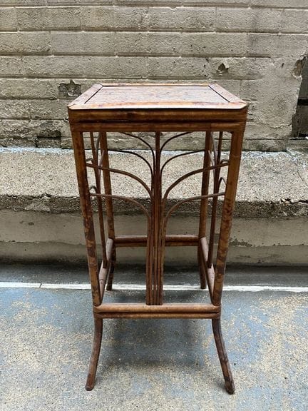 Korbmöbel (mit Gebrauchsspuren)
Höhe: 77 cm

Ehema