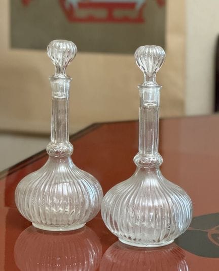 Coppia di caraffe in vetro soffiato con decorazion