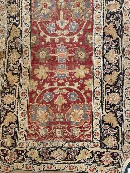 Galerie-Teppich mit rotem Hintergrund und stilisie