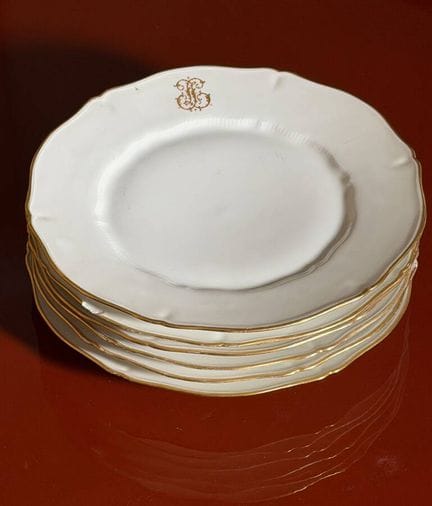 HAVILAND - 6只白色瓷盘套装，带金色数字（有缺口）
直径：25 厘米

原属让·拉尔特吉（