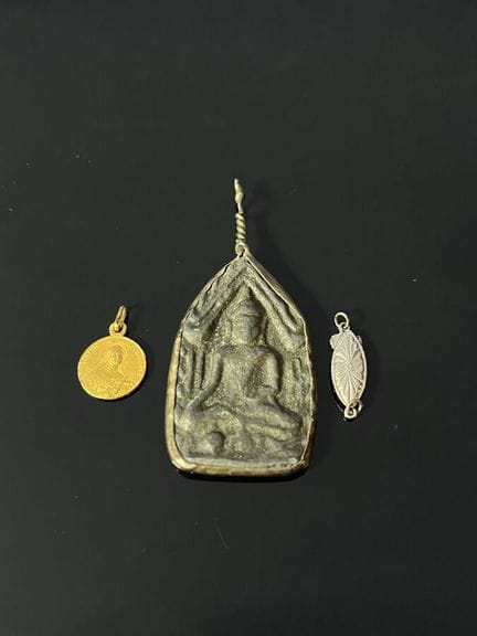Drei Metallgegenstände.

Ehemalige Sammlung von Je