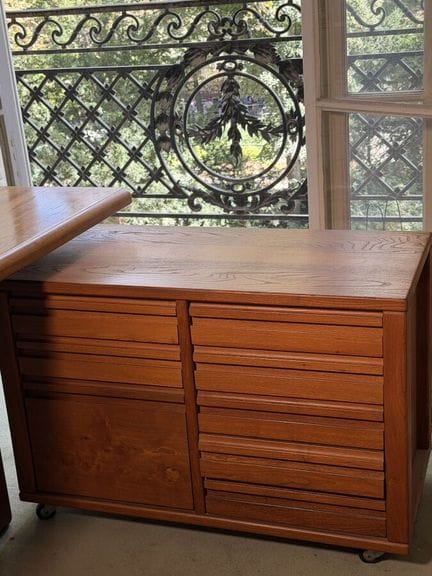 Mobile contenitore in legno, con frontale dotato d