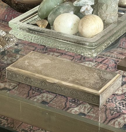 Scatola rettangolare in argento con decorazioni in