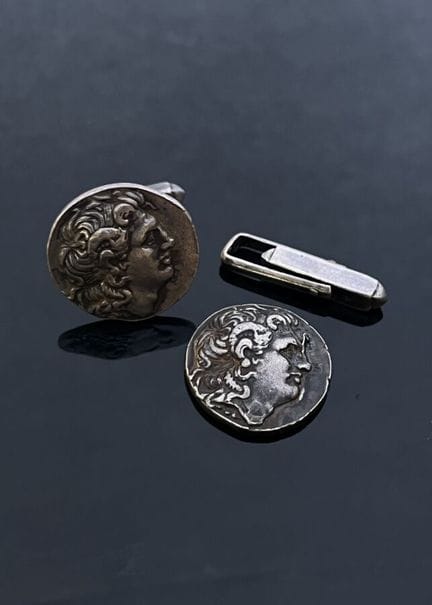 Ein Paar Manschettenknöpfe aus Silber, verziert mi