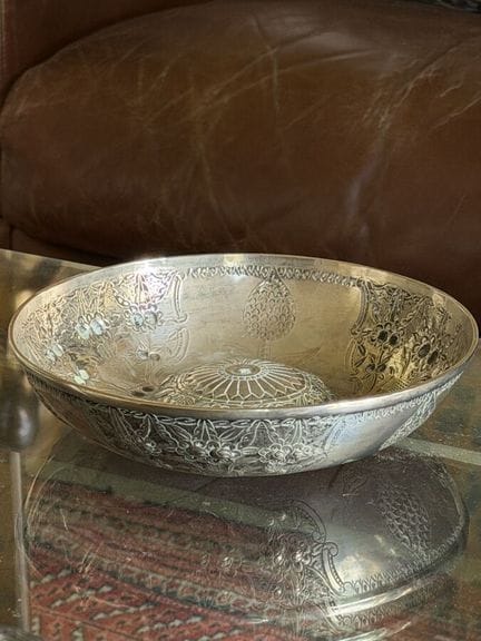 Portaoggetti in metallo argentato con decorazione 