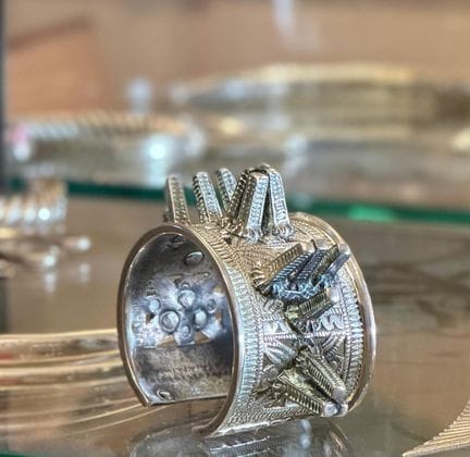 Bracciale in metallo rigido con decorazioni stiliz