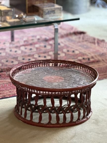 Tavolino da tè in vimini laccato rosso e nero. (pi