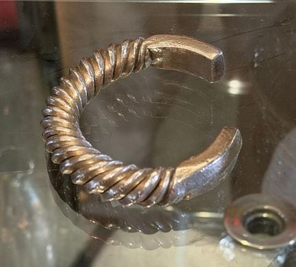 Bracciale in argento con motivo intrecciato.
Lavor