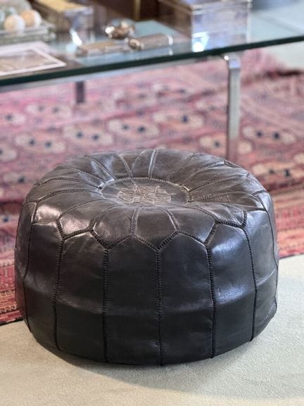 Pouf rotondo in pelle.
Altezza: 27 cm - Diametro: 