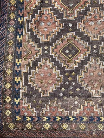 Orientteppich mit stilisiertem braunem Hintergrund