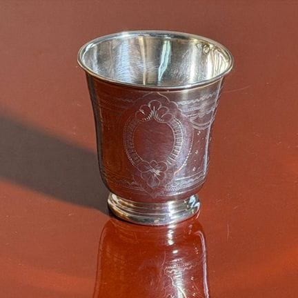 Timbale in argento con decorazione a cartiglio,
Pu