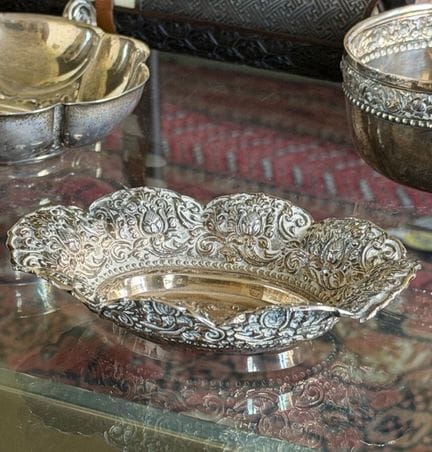 Ciotolina ovale in argento con bordi seghettati e 