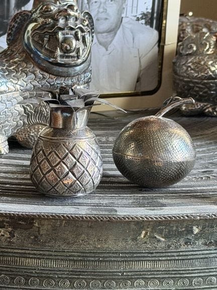 Due piccole scatole d'argento raffiguranti un anan