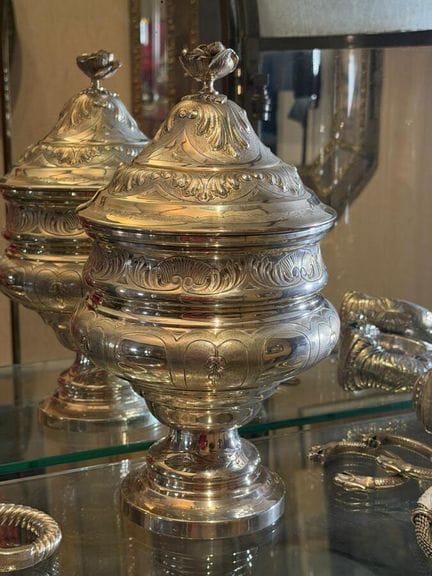 Vaso su piedistallo con coperchio in argento, deco