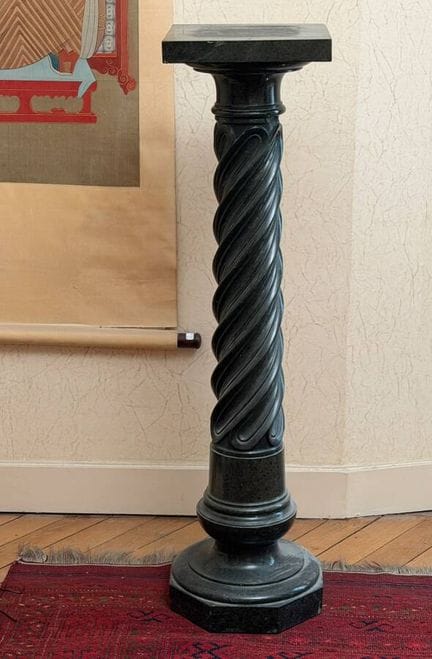 Säule mit gedrehten Rillen aus grauem, gesprenkelt