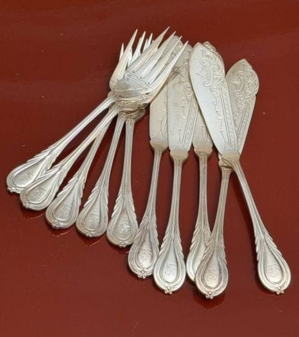 五件银制鱼餐具，其中鱼铲上刻有纹章
英国工艺
重量：574 克

原属让·拉尔特吉（Jean LAR