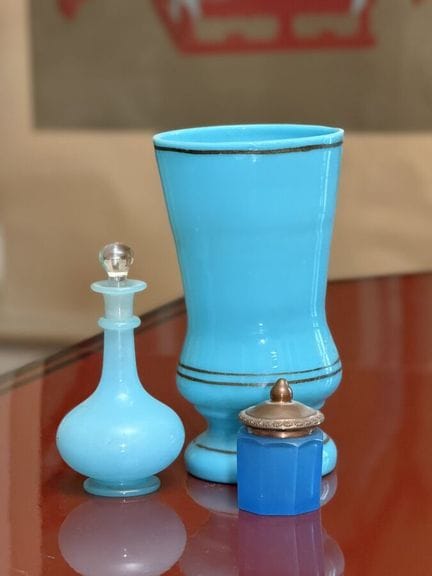 Set di tre oggetti in opalina blu.
Altezza (del va