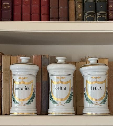Tre vasetti da farmacia con coperchio, in porcella