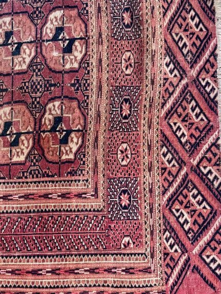 Bukhara-Teppich mit rotem Hintergrund (Abnutzungss
