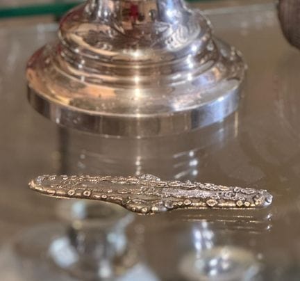 Lingotin en argent 
Travail asiatique 
Poids : 114
