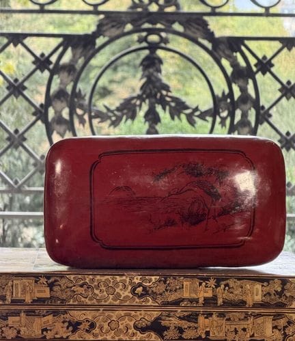 Poggiatesta in cartone cotto laccato rosso (un ang