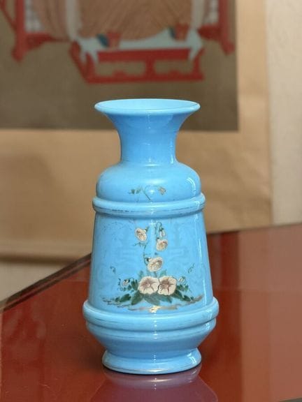 Vaso in opalina blu con decorazione smaltata a mot