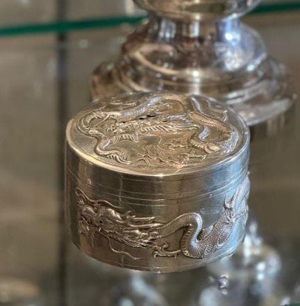 Scatola rotonda in argento con coperchio, decorata