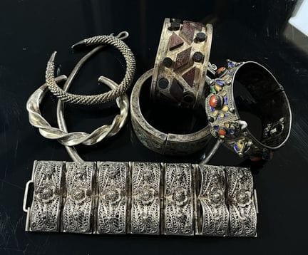 Set aus sechs verschiedenen Silberarmbändern und e