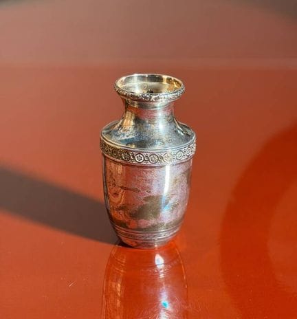Piccolo vaso d'argento decorato con un fregio di a