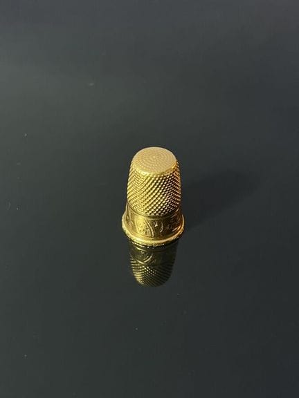 Dé en or jaune 18 k (750 millièmes).
Poids : 5 g


