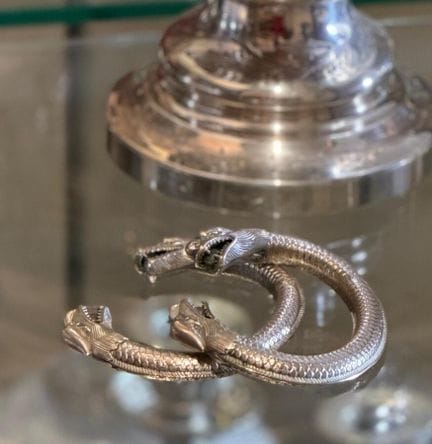 Coppia di bracciali in metallo argentato a forma d