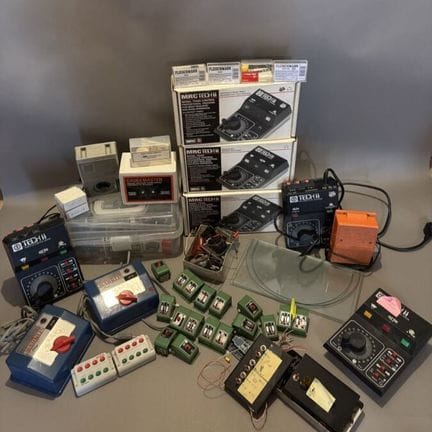 Lot de transformateurs et autres accessoires élect