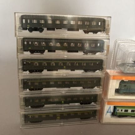 Lot de vingt deux trains miniatures dont ROCO, ARN