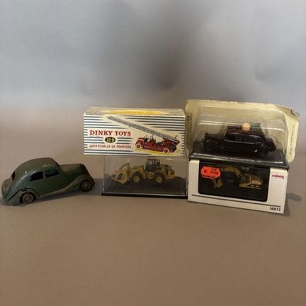 Lot de cinq voitures miniatures dont DINKY TOY, AT