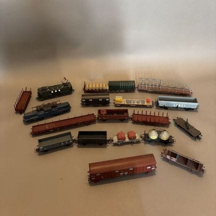 Lot de dix huit wagons dont JOUEF  

Trains miniat