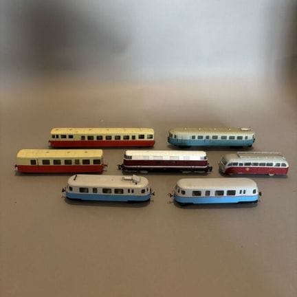 Lot de sept wagons dont MOUGEL et BACHMANN 

Train