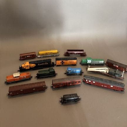 Lot de quinze wagons dont MEHANO, JOUEF, ROCO, TRI