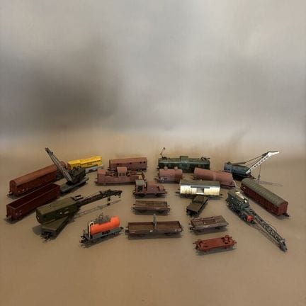 Lot de vingt wagons dont quatre grues - Principale