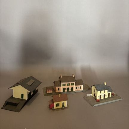 Lot de quatre maisons  

Trains miniatures - Colle